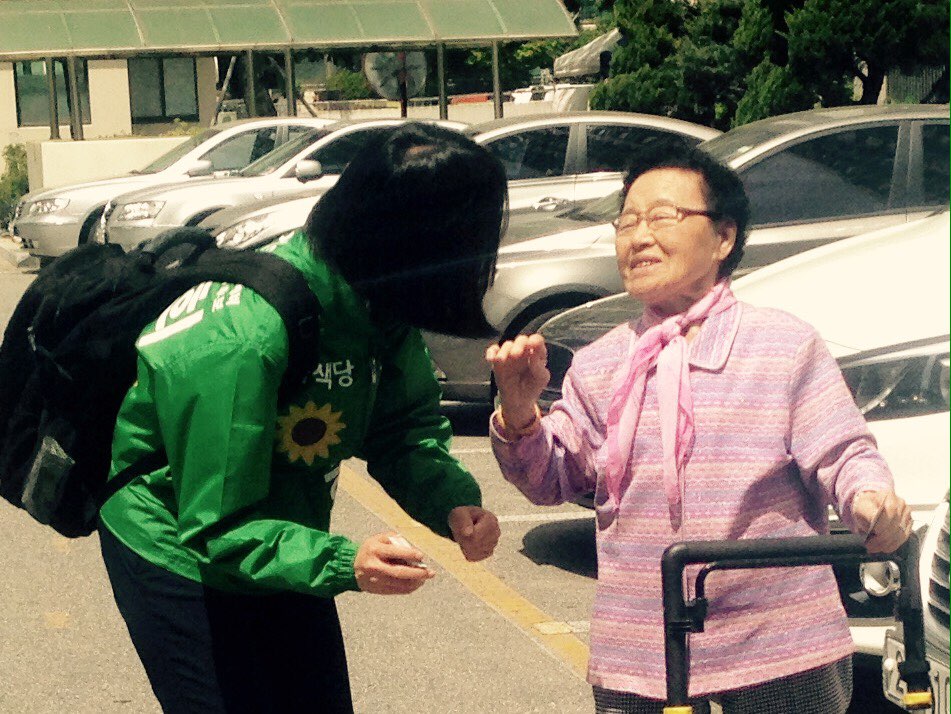 경로당 가시는 길이세요? 한진희씨가 인사드리자 할머니께서 반갑게 인사를 받아주셨다.