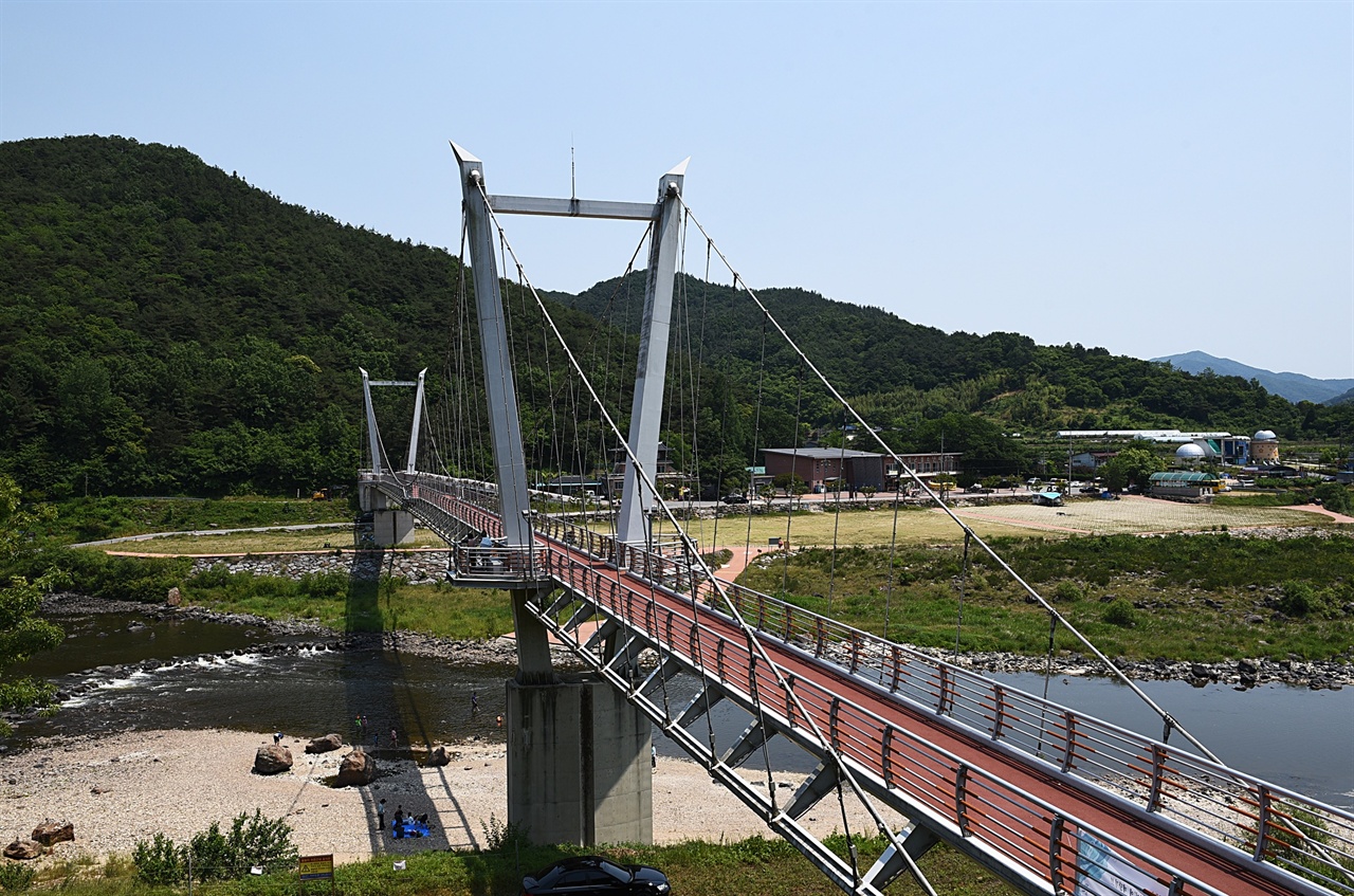 가정역 앞에서 섬진강을 건너갔다 올 수 있도록 만든 시설물이다. 