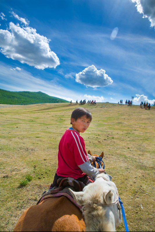 몽골 소년들은 말을 잘 다룬다. 여행자들에게 놀라운 기마술을 보여준 꼬마.
