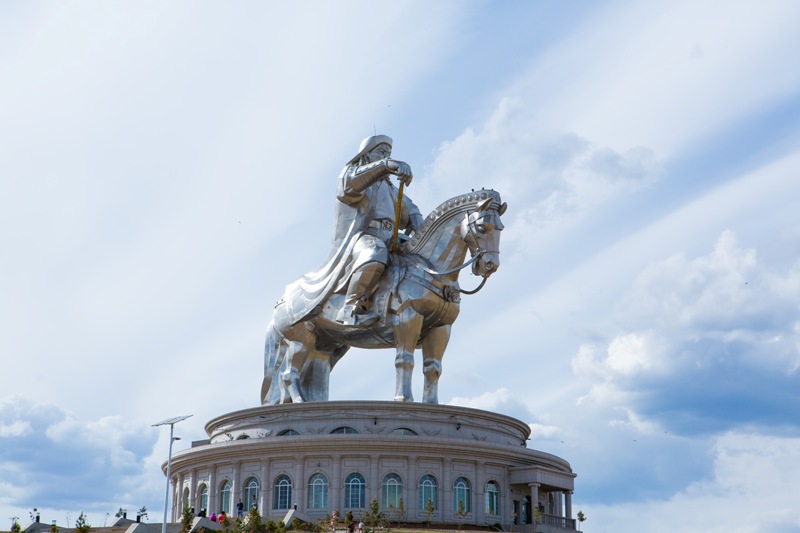 몽골인들의 영웅인 칭기즈칸이 웅장한 조형물로 서 있다.

