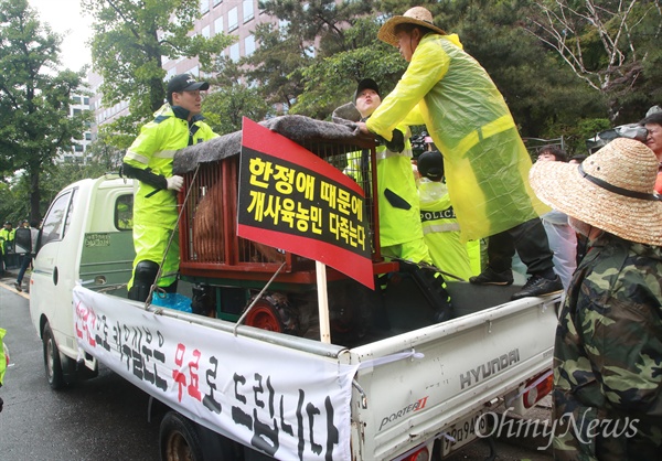개사육 농민들이 16일 오후 서울 여의도 국회 인근에서 열린 생존권 보장 집회에서 트럭에 싣고 온 개를 옮기려고 하자, 경찰이 이를 저지하고 있다.