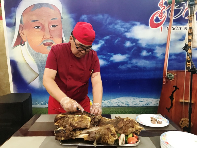 몽골의 맛깔스런 전통요리 ‘허르헉’을 만들고 있는 요리사.