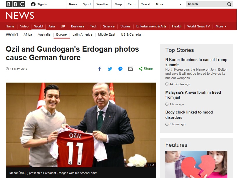  터키 대통령과 사진 찍은 메수트 외질의 소식을 전하고 있는 BBC