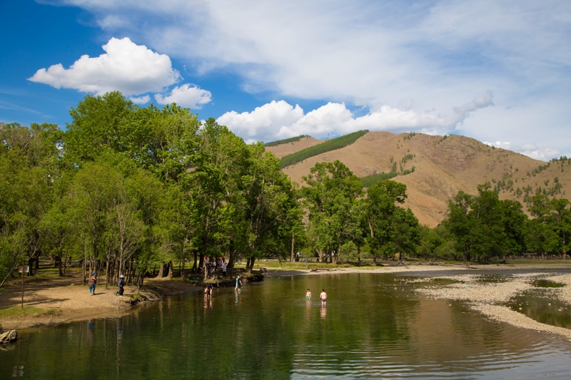 테렐지 국립공원에서 여름날 낭만을 즐기는 여행자들과 몽골인들.