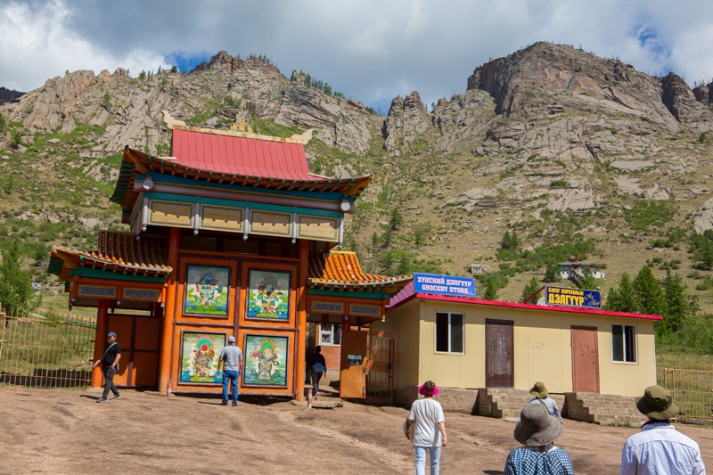 깎아지른 바위산 아래 위치한 몽골의 전통사원.