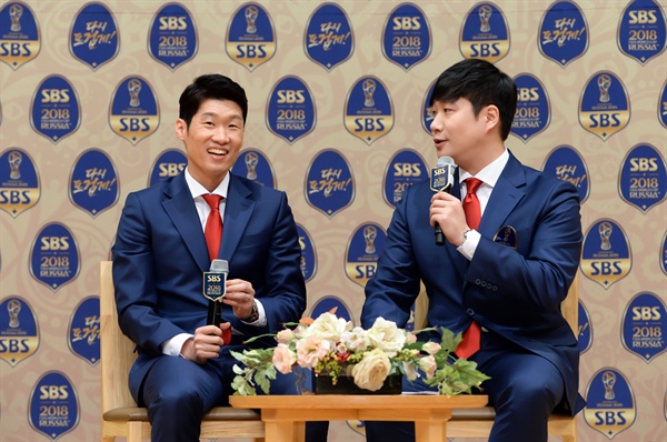 박지성 전 축구선수와 배성재 SBS 아나운서가 16일 오후 서울 양천구 목동 SBS 사옥에서 진행된 기자간담회에 참석해 기자들의 질문에 답하고 있다.
