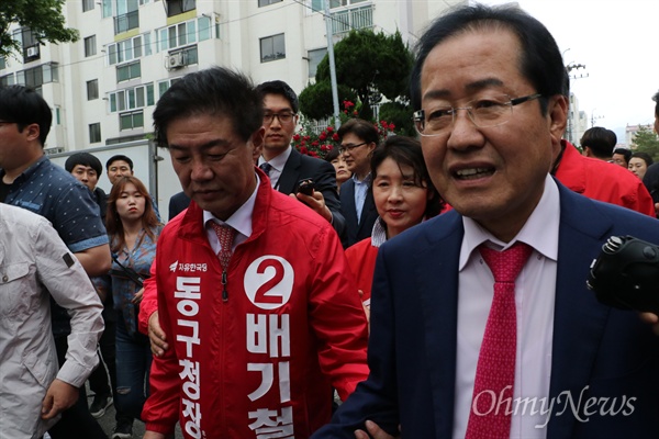 홍준표 자유한국당 대표가 16일 오후 대구시 동구 신기동 반야월시장을 찾아 상인들을 만났다.
