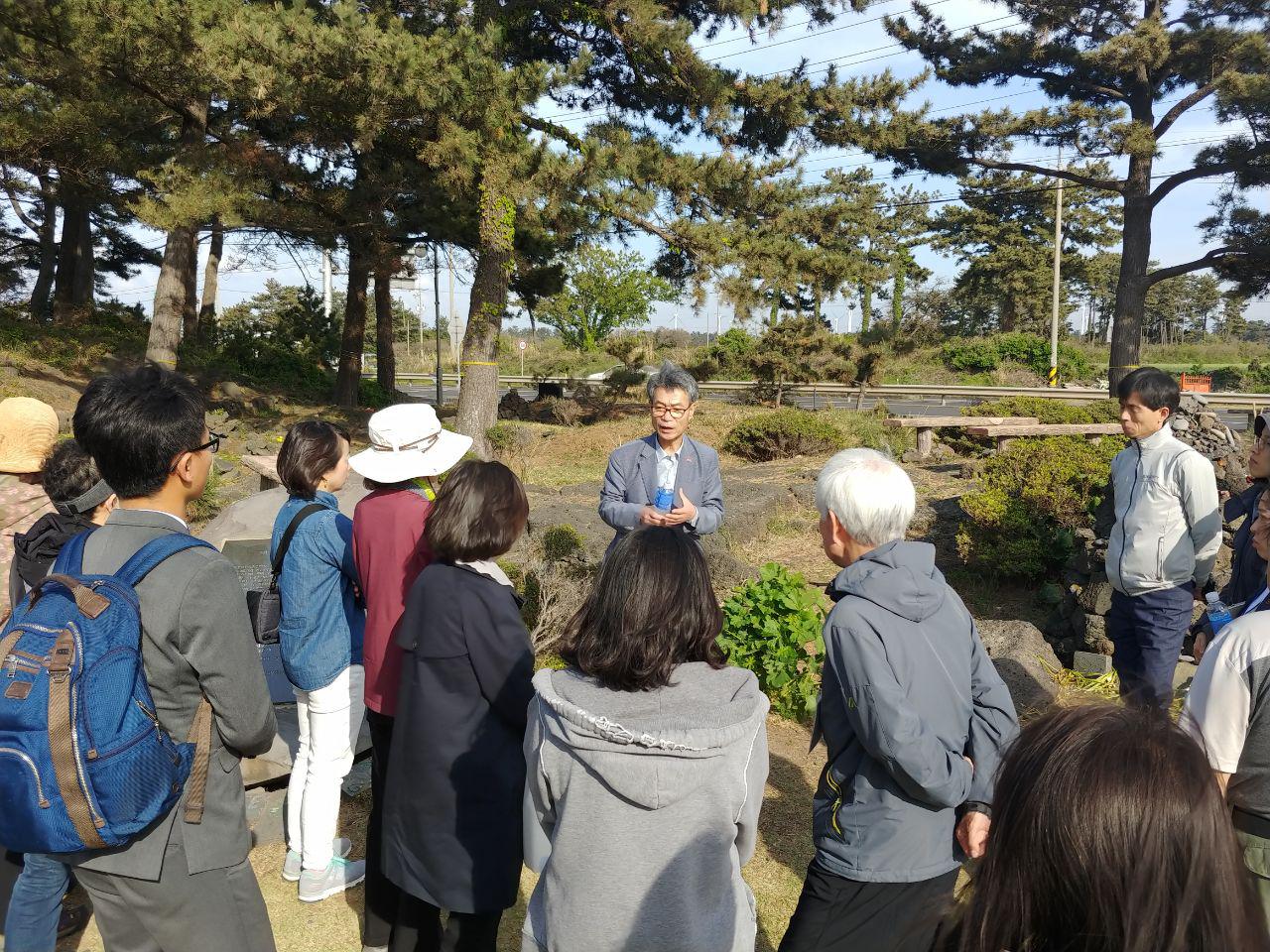 북촌 너븐숭이 애기무덤 앞에서 해설 중인 김종민 제주다크투어 자문위원