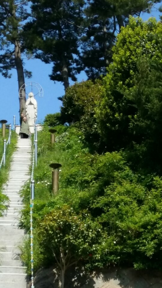 천부성당 성모상 앞의 계단이 너무 높아 나는 오를 수 없었다. 