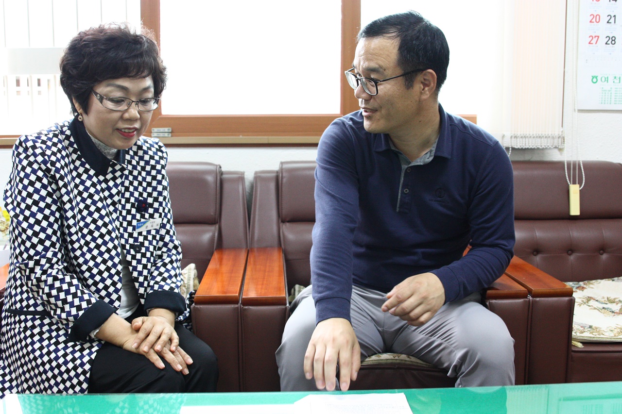 3천만원 보이스피싱 사기를 막은 여천농협 화동지점 문옥희 지점장(좌)과 이찬수 과장이 당시 상황을 설명하고 있다