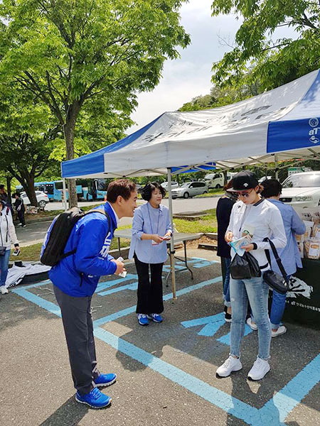 거리에서 시민들을 만나고 있는 김재우 후보