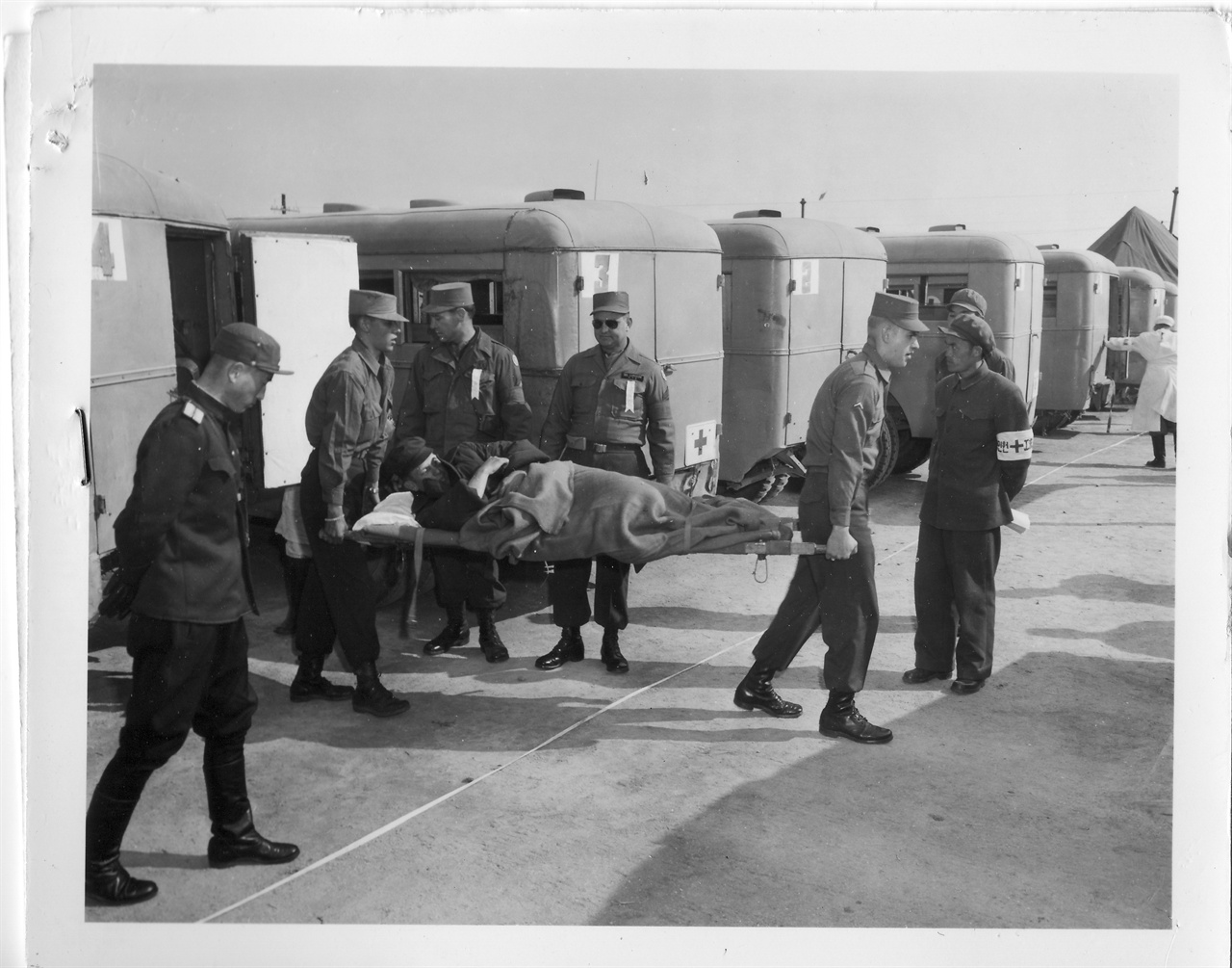 1953. 4. 22.  판문점, 유엔군 측 부상 포로가 남으로 송환되고 있다.