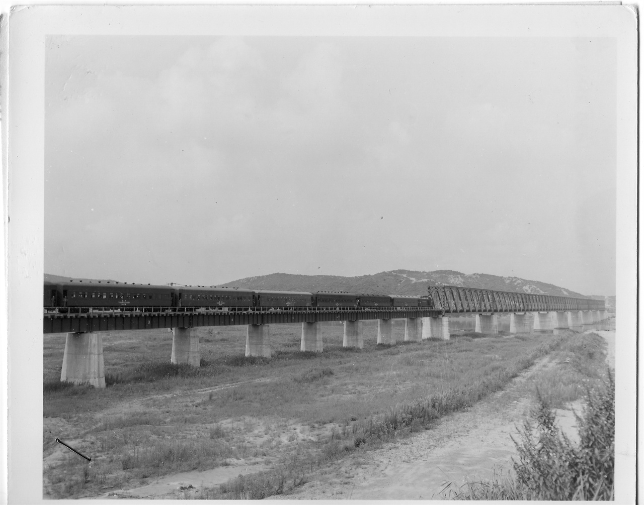  1953. 8. 8. 국군 포로를 태운 열차가 임진강 철교를 건너오고 있다.