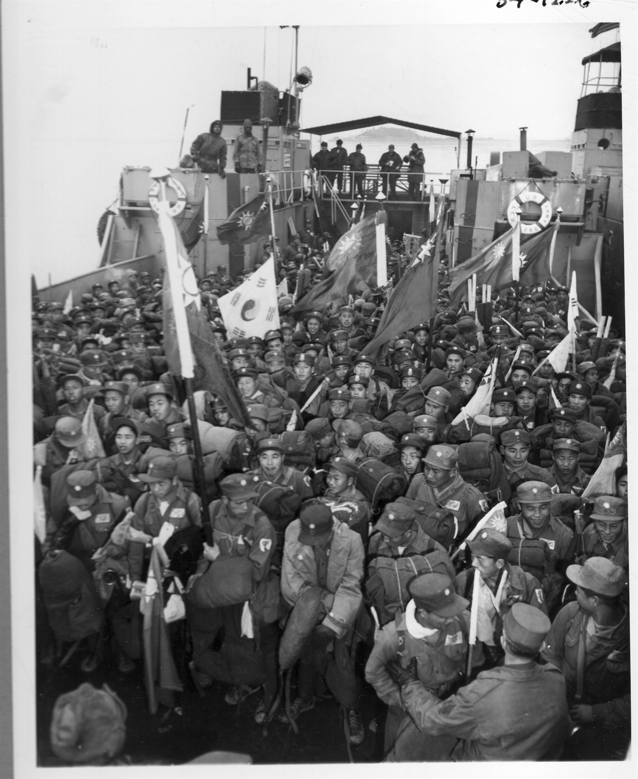 1953. 인천, 포로 송환선을 타고 자유중국으로 떠나는 중국군 반공 포로들