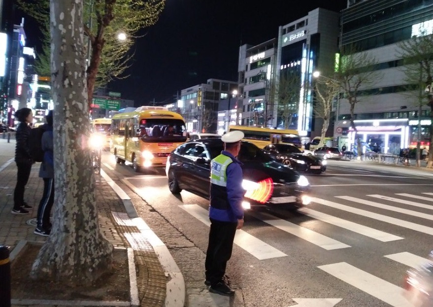 야간 대치동 학원가 근처에 모범운전자가 교통질서 유지 및 계도활동을 펼치고 있다.