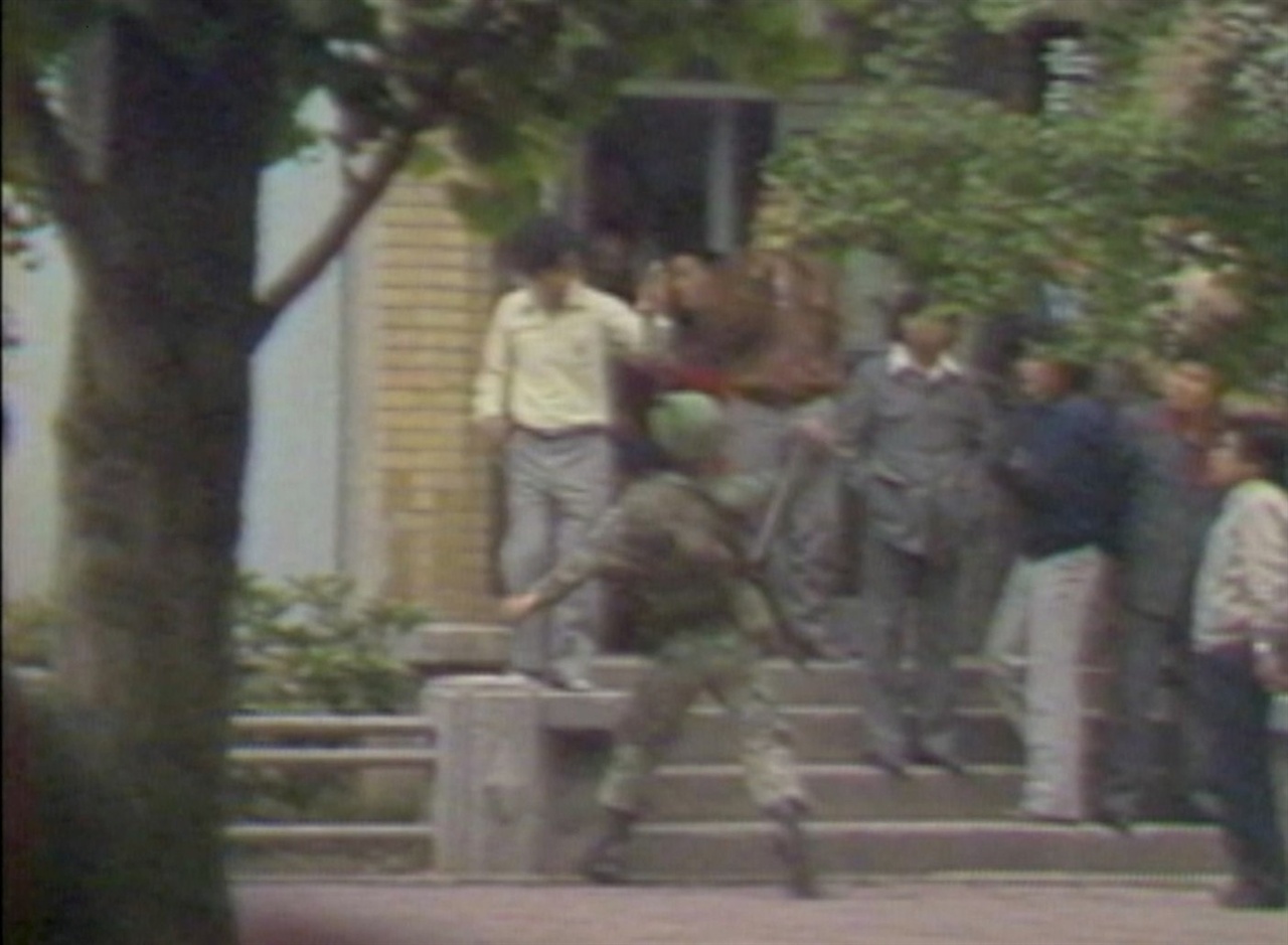 영화 <5.18 힌츠페터 스토리>의 한 장면. 금남로에서 가만히 서있던 시민에게 곤봉을 휘두르는 공수부대
