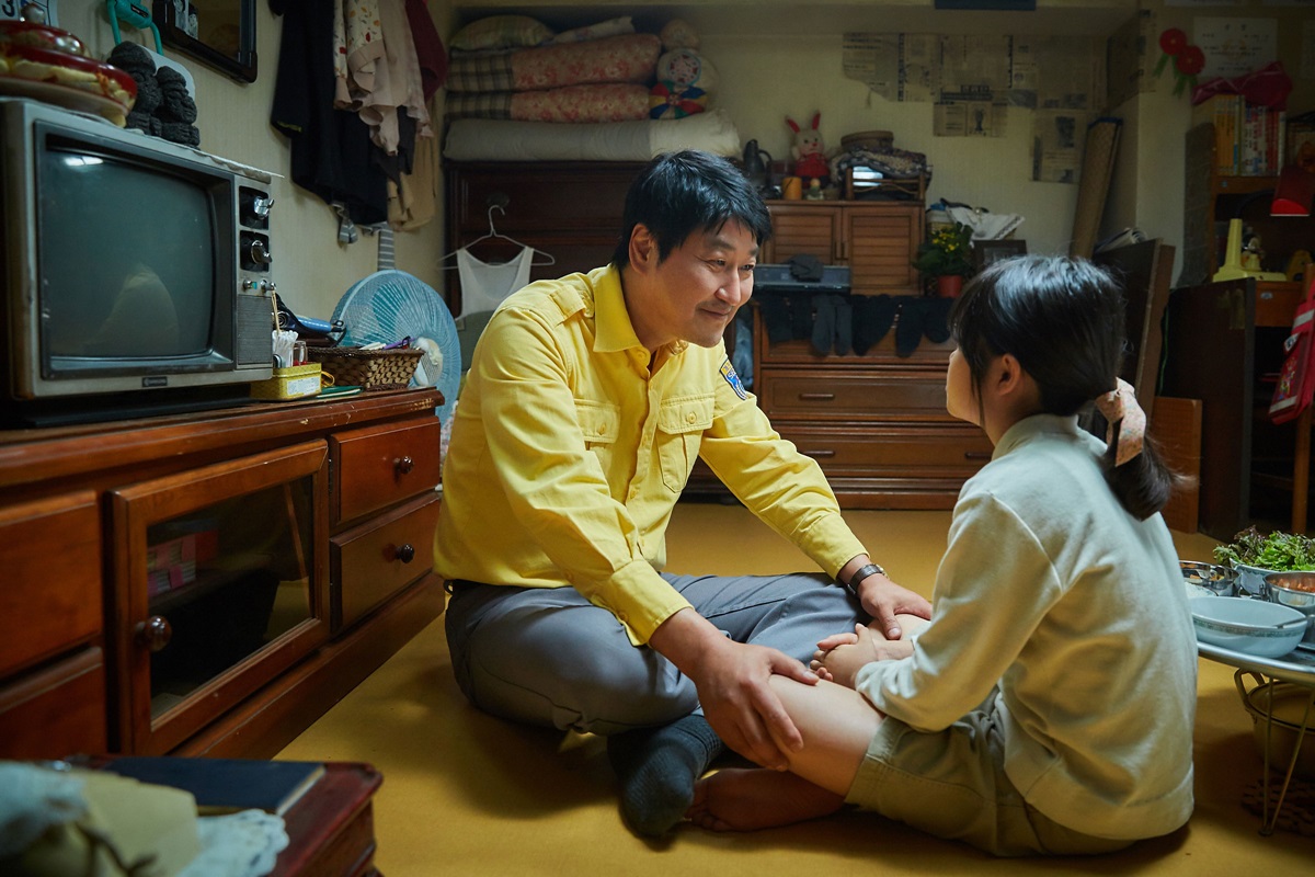  영화 <택시운전사>의 스틸컷. 택시기사 김만섭(송강호)은 아내와 사별하고 단칸방에서 딸 은정과 함께 산다. 은정은 그에게 삶의 의미이자 희망이다.