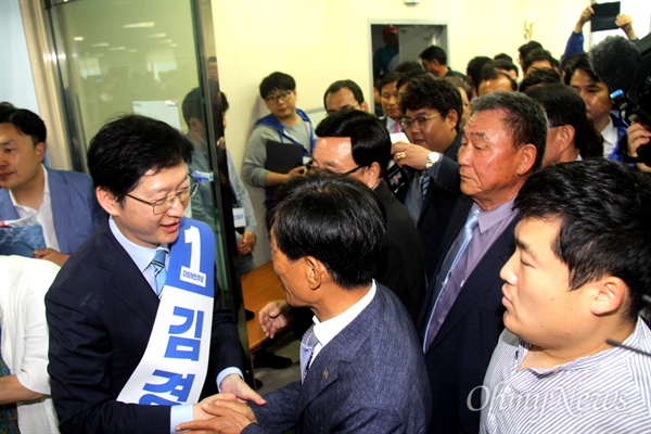 더불어민주당 김경수 경남도지사 예비후보는 17일 오후 선거사무소 개소식을 열면서 참가자들한테 인사를 하고 있다.