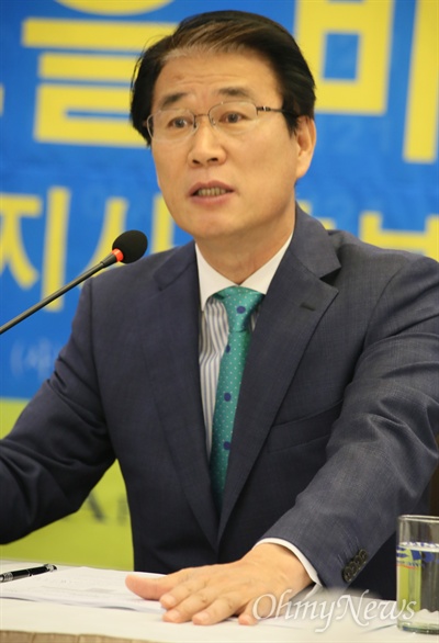권오을 바른미래당 경북도지사 예비후보가 17일 대구수성호텔에서 아시아포럼21 주최 정책토론회에 참석해 발언을 하고 있다.