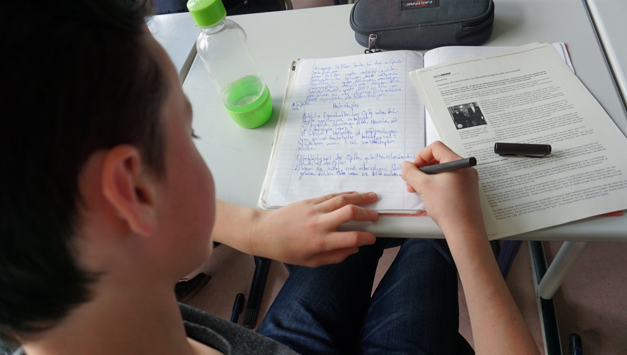 독일 비스바덴의 딜타이김나지움 학생이 독일어 시간에 글을 쓰고 있다.