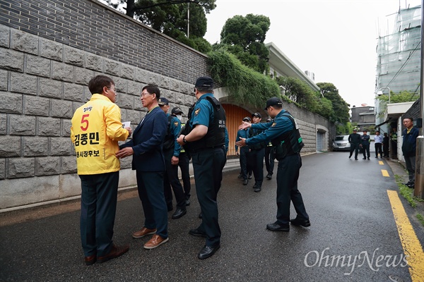  김종민 후보가 '구속영장' 스티커를 들고 전두환 자택으로 접근하다 경찰의 제지를 받고 있다.