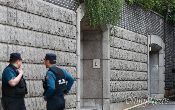5.18민주화운동 38주년인 18일 오전 서울 연희동 전두환 자택앞에서 경찰들이 경비를 서고 있다.