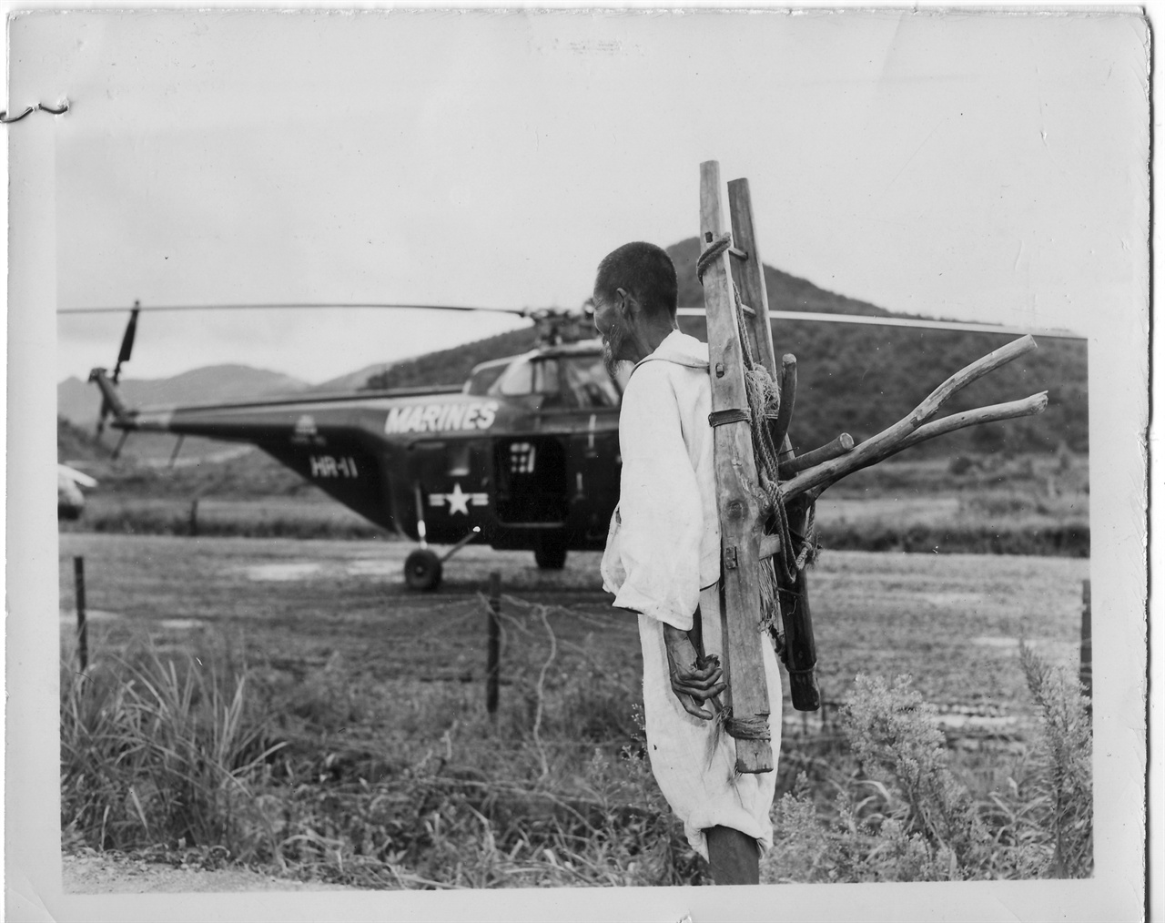 1953. 8. 14. 헬리콥터와 지게를 진 한국인
