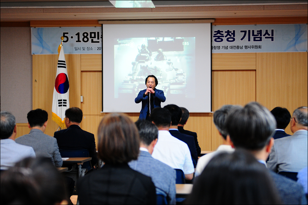 테너 가수 김광호 씨가 기념식 전에 무대에 올라 ‘광주여, 무등산이여’를 부르고 있다.