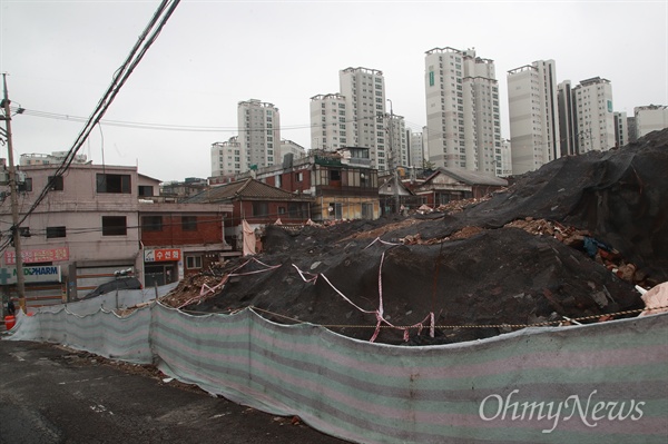  2018년 5월 18일 서울 마포구 아현2구역 재건축 사업 현장에서 건물 철거 작업이 진행되고 있다. 