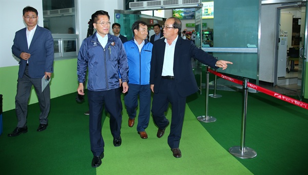 한경호 경남지사 권한대행은 18일 통영을 찾아 관광시설에 대한 안전 점검을 했다.