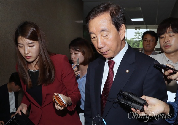 자유한국당 김성태 원내대표가 18일 오후 서울 여의도 국회 원내대표실을 나서며 기자들의 질문에 답하고 있다. 
