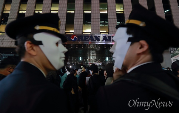 18일 오후 서울 종로구 세종로공원에서 열린 대한항공직원연대 주최 '조양호 일가 및 경영진 퇴진, 갑질STOP 3차 촛불집회'에 참석했던 직원과 시민들이 행진을 한 뒤 서소문 대한항공 빌딩앞에서 마무리 집회를 하고 있다.