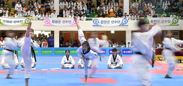  19일 거창읍 실내체육관에서 벌어진 태권도 시범.