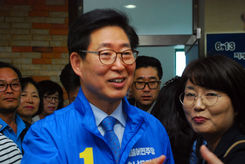 양승조 충남도지사 더불어민주당 후보가 김정섭 선거사무소 개소식에 참석하고 있다.