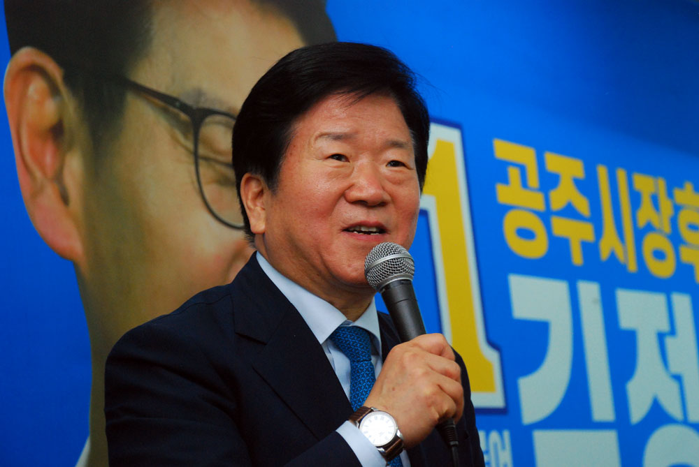 박병석 더불어민주당 대전 서구갑 국회의원이 김정섭 후보 지지 발언을 하고 있다.