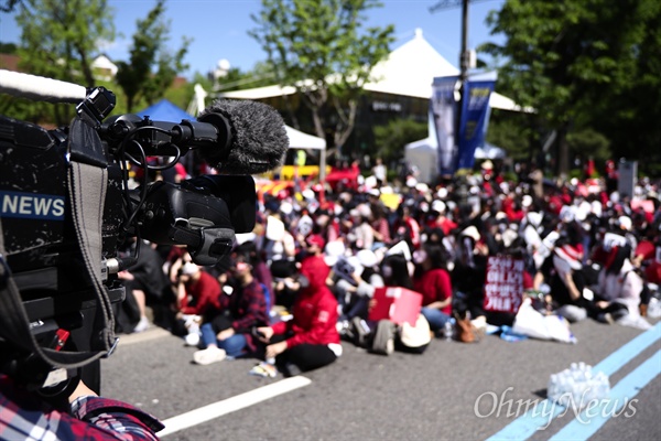 5월 19일 오후 3시 서울 혜화 마로니에 공원 앞 도로에서 열린 1차 시위 모습. 지난 9일엔 같은 장소에서 2차 시위가 열렸는데, 1차 시위에 비해 더 많은 여성들이 몰려들었다(주최 측 추산 3만여 명, 경찰 추산 1만5000여 명).