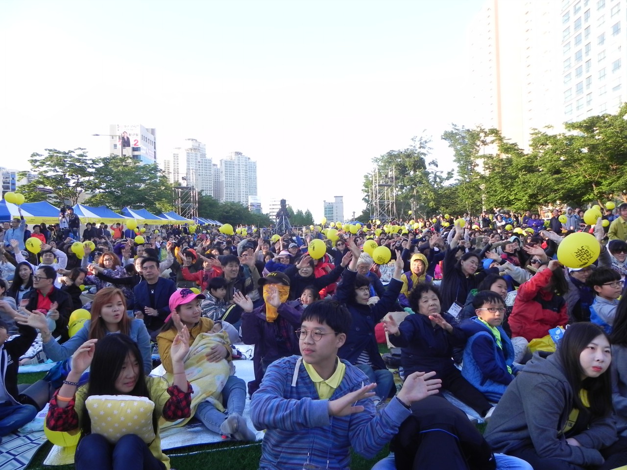 노무현 대통령 서거9주기 추모문화제 '5월, 노랑콘서트'가 부산 진구 송상현 광장에서 열렸다.