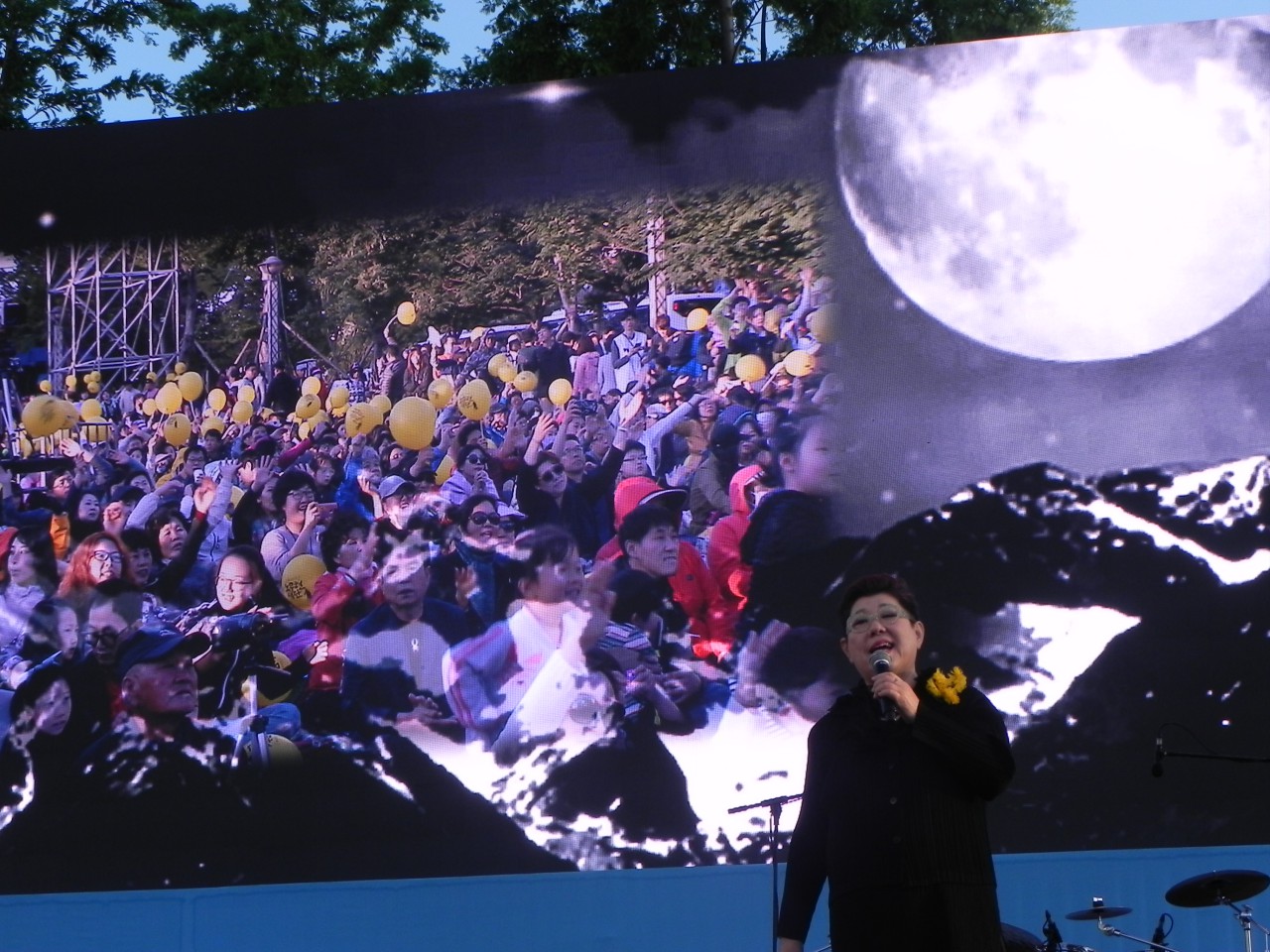 가수 양희은씨는 고 노무현 대통령의 애창곡인 '상록수'을 마지막 곡으로 불렀다. 