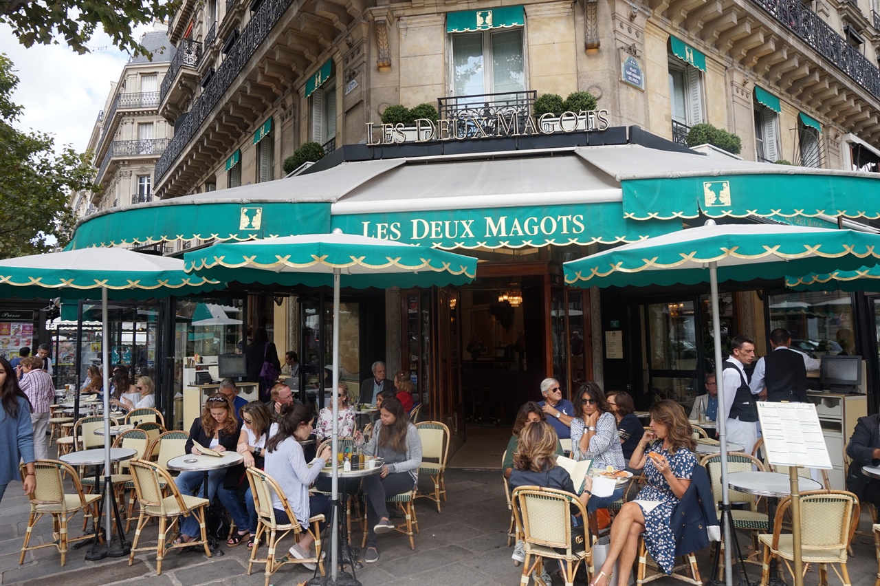 파리의 대표적인 카페 중 하나인 카페 레 되 마고