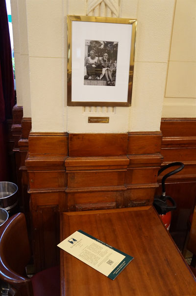 피카소가 자주 앉았던 카페 레되마고 자리 위의 벽에 걸려있는 피카소와 올리비에 사진.