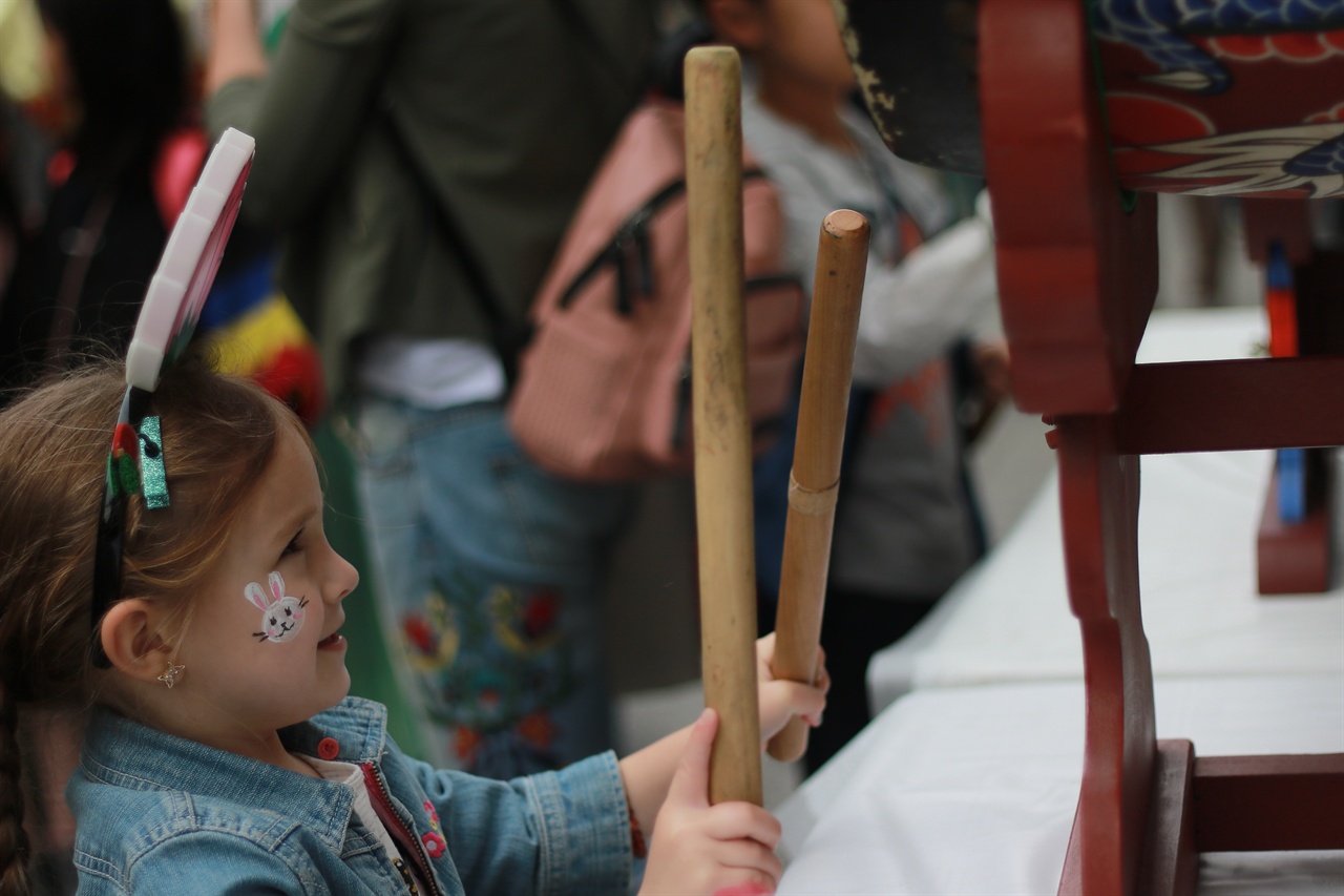 5월13일 조계사앞길 우정국로에서 열린 전통문화마당에서 외국인 꼬마 아가씨가 옅은 미소를 지으며 북을 치고 있다.