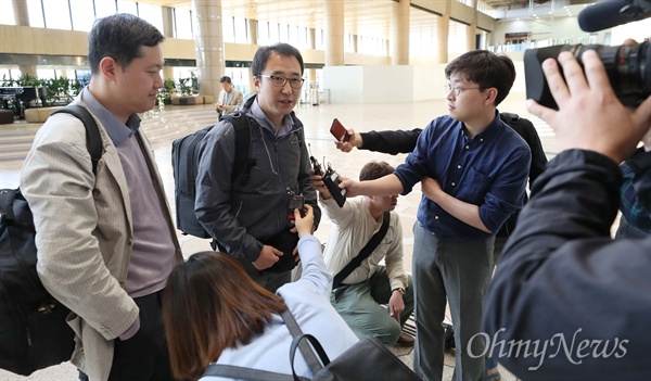 풍계리 핵실험장 폐쇄 취재단 출국 북한 풍계리 핵실험장 폐쇄 공동취재단이 21일 김포공항 출국장에서 베이징 출국에 앞서 취재진과 인터뷰 하고 있다. 취재단은 이날 베이징 주중북한대사관에 방북 취재허가를 받을 예정이다.