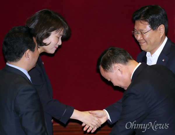 21일 국회 본회의에서 자유한국당 홍문종-염동열 의원의 체포동의안이 부결됐다. 사진은 투표를 마친 홍문종 의원이 감표위원들과 인사하는 모습. 