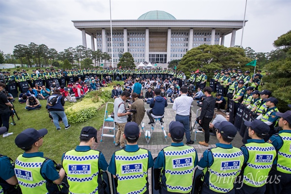 21일 오후 여의도 국회앞에서 ‘최저임금을 실질적으로 삭감하는 산입범위 확대 개악’을 저지하겠다며 민주노총 조합원들이 국회 경내에 진입해 경찰과 대치하고 있다.