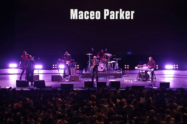  5월 19일 서울 재즈 페스티벌의 트레져 아일랜드(올림픽홀)에서 펼쳐진 마세오 파커의 공연 장면