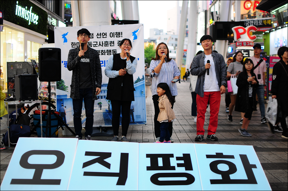  대전청년회 노래모임 ‘놀’은 평화행동 중간중간에 나와 노래로 흥을 돋우었다.