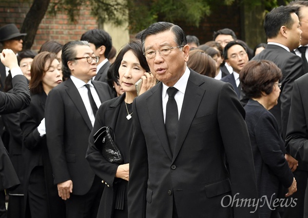 고 구본무 LG 회장의 발인이 지난 5월 22일 서울 종로구 서울대병원 장례식장에서 엄수됐다. 발인 행사에 참석한 박삼구 금호아시아나 회장이 장례식장을 떠나고 있다.