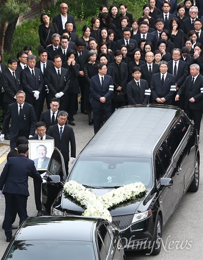 고 구본무 LG 회장의 발인이 22일 서울 종로구 서울대병원 장례식장에서 엄수됐다.