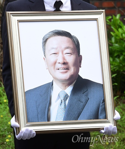 고 구본무 LG 회장의 발인이 22일 서울 종로구 서울대병원 장례식장에서 엄수됐다.