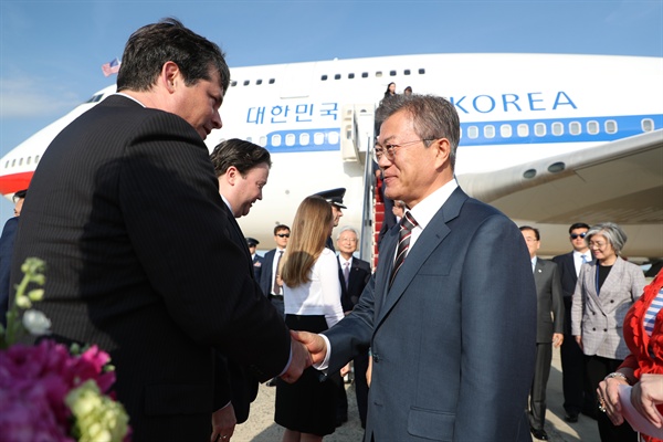 문재인 대통령이 21일 오후 (현지시간) 미국 워싱턴 앤드루스 공군기지에 도착해 램버트 동아태부차관보 대행의 영접을 받고 있다. 